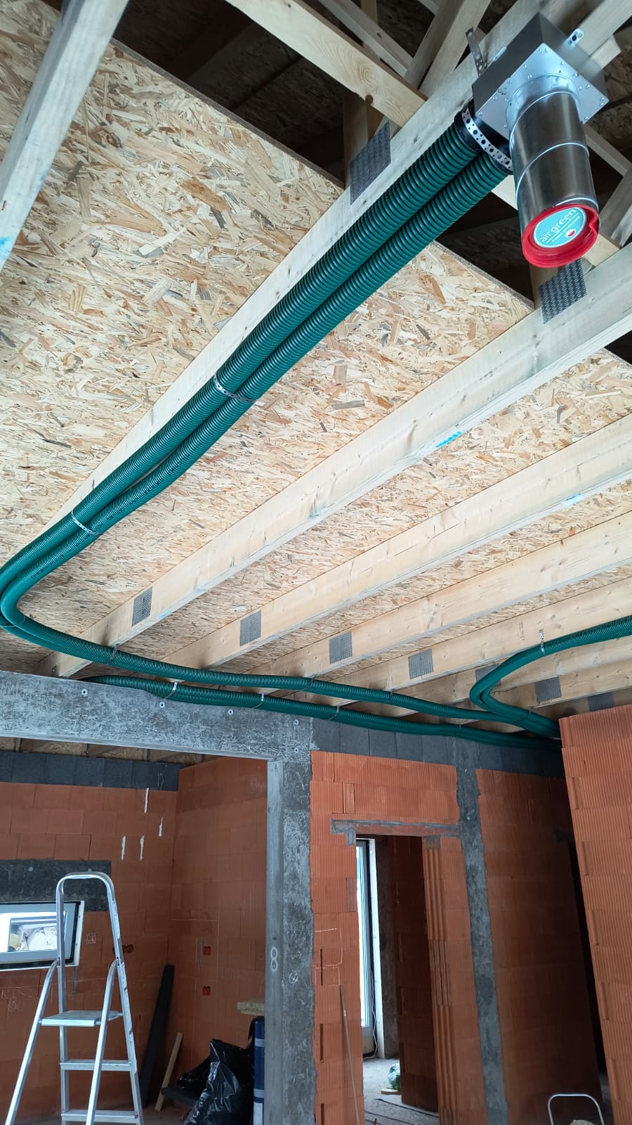 Wentylacja mechaniczna Olsztyn – kanały prowadzone pomiędzy drewnianymi elementami konstrukcji
