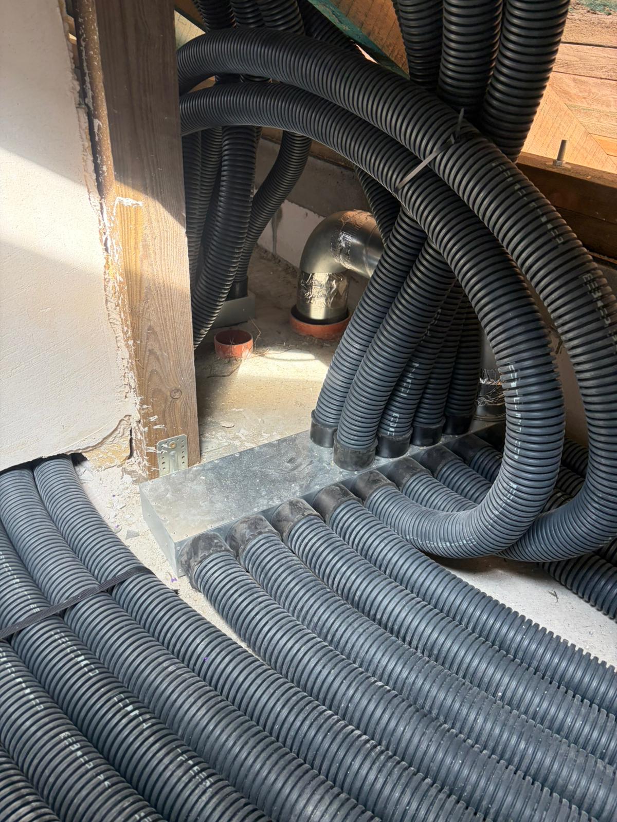 Skrzynka rozdzielcza i elastyczne przewody wentylacji mechanicznej