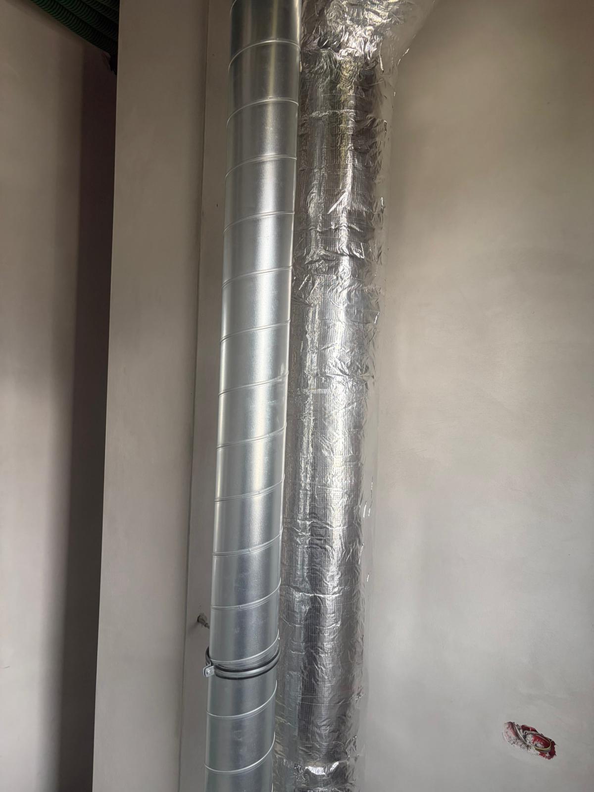 Montaż wentylacji z odzyskiem ciepła Łomża – pionowe metalowe kanały i rozprowadzenie przewodów na poddaszu