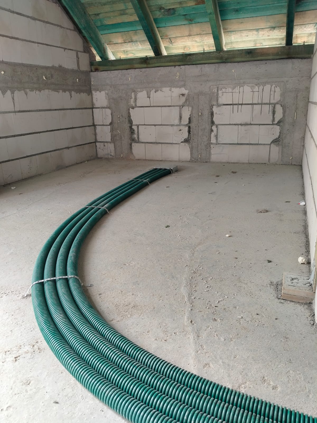 Montaż wentylacji z odzyskiem ciepła Warszawa – szerokie wiązki przewodów i metalowe odcinki instalacji na poddaszu