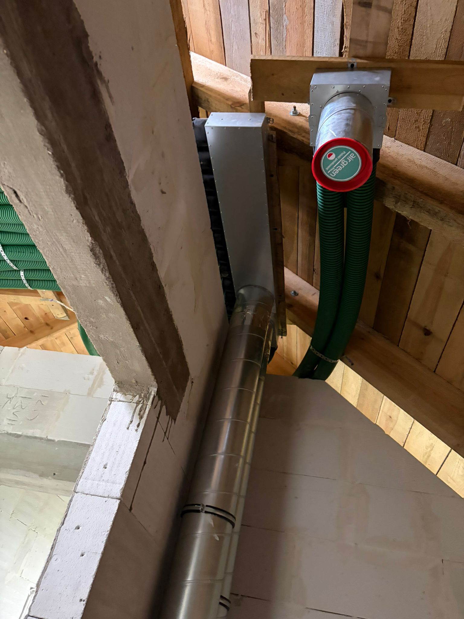 Rekuperacja w domu – przewody i elementy instalacji przy konstrukcji poddasza