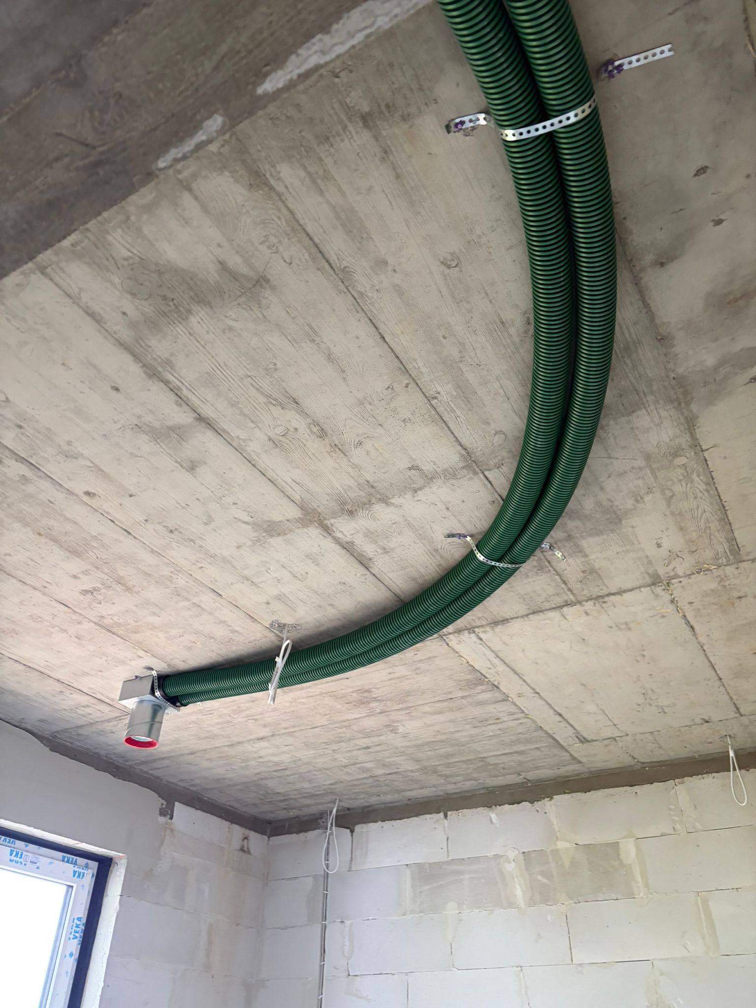 Rekuperacja Ostrołęka – przewody wentylacji mechanicznej pod betonowym stropem